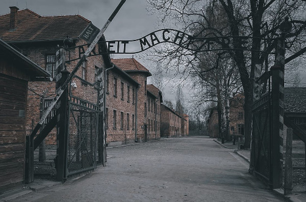 Booking trip and tour to Auschwitz